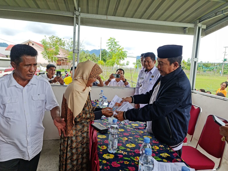 Serahkan BLT BBM, Bupati Yaumil Minta Untuk Beli Kebutuhan Utama